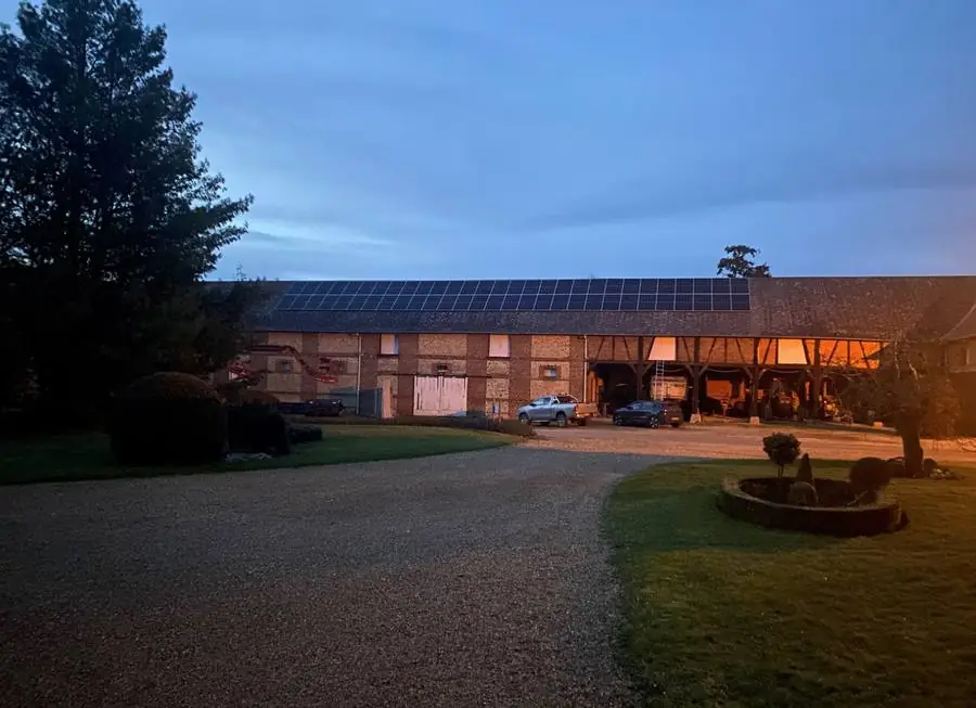 Installation photovoltaïque complète sur toiture - Honfleur (14)