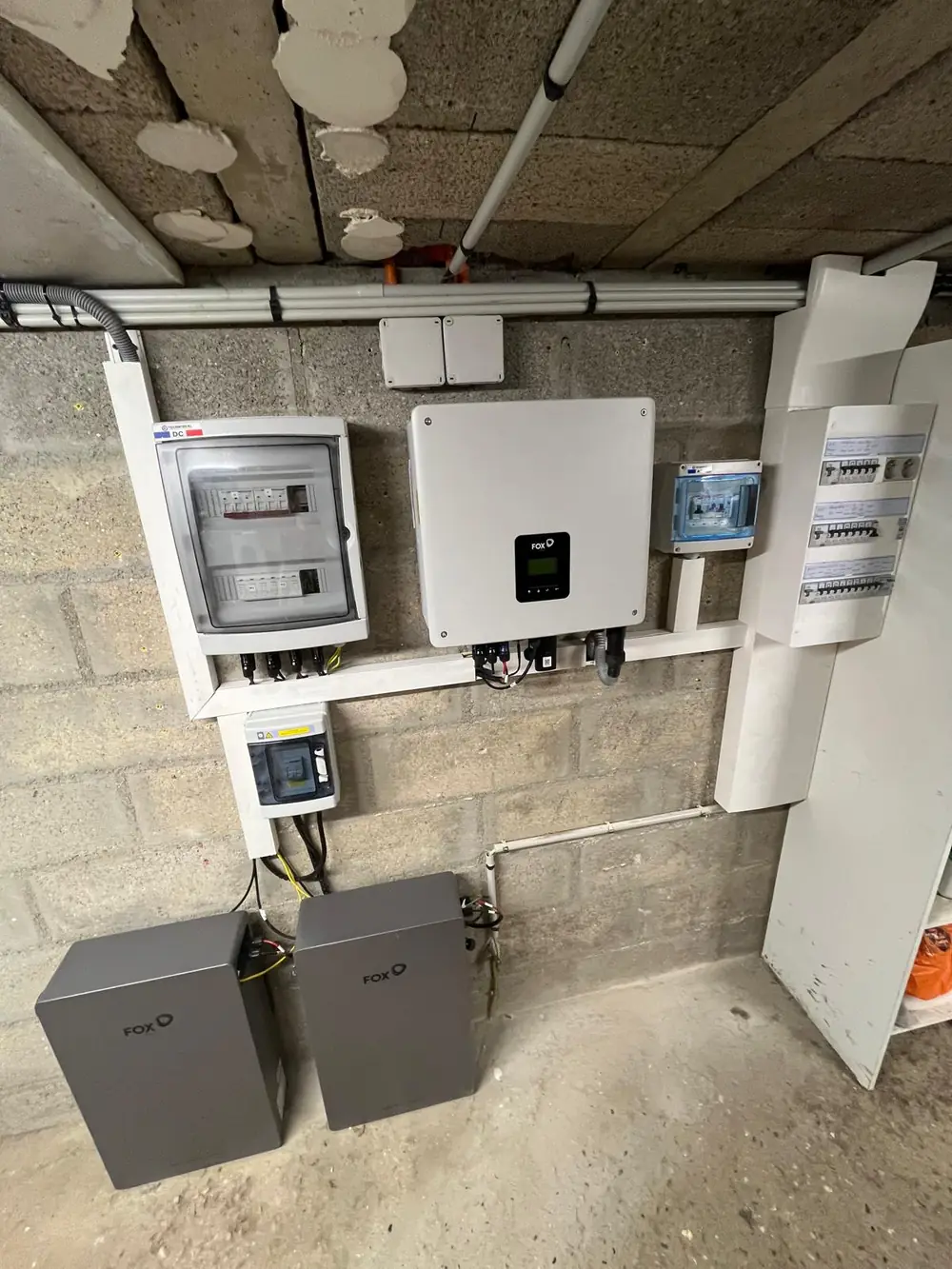 Installation FOX complète à Évreux avec onduleur, batteries et coffrets de protection